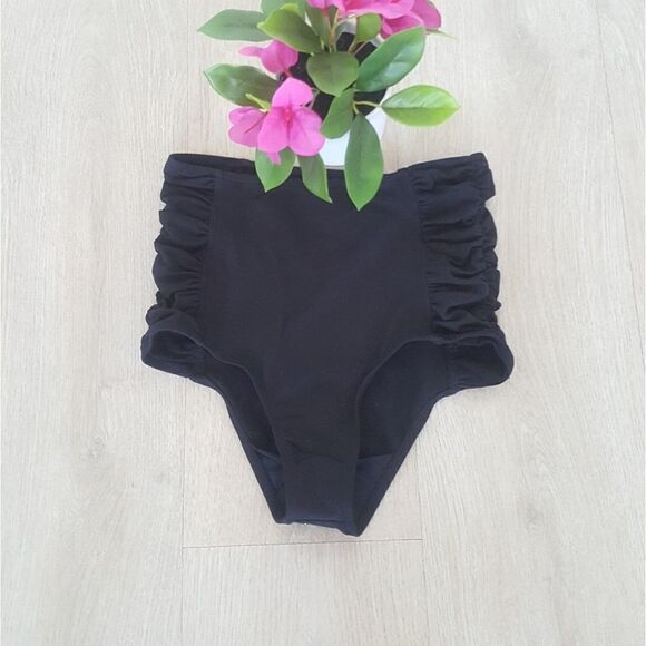 California kisses bikini bottom - Picture 4 of 6